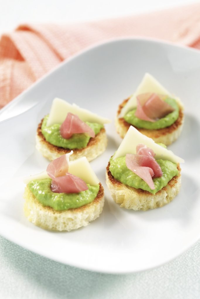 Crostini con crema di piselli e prosciutto crudo