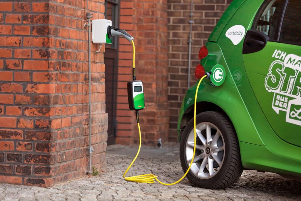 Auto elettriche, stazioni ricarica con batterie riutilizzate