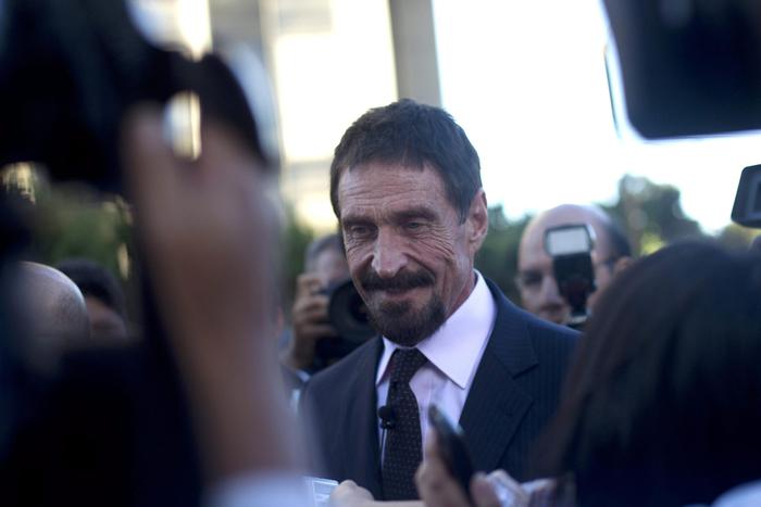 Violato il profilo Twitter di John McAfee