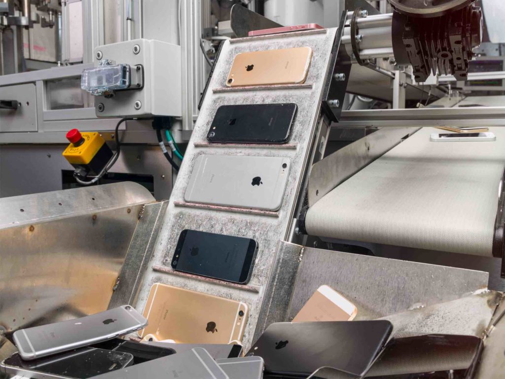 Apple, obiettivo riciclo: il robot Daisy smonta 200 iPhone all’ora